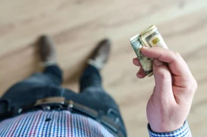 Should I accept a retention bonus? here's what experts say